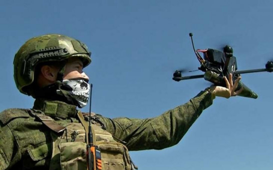 Запуск FPV-дрона оператором